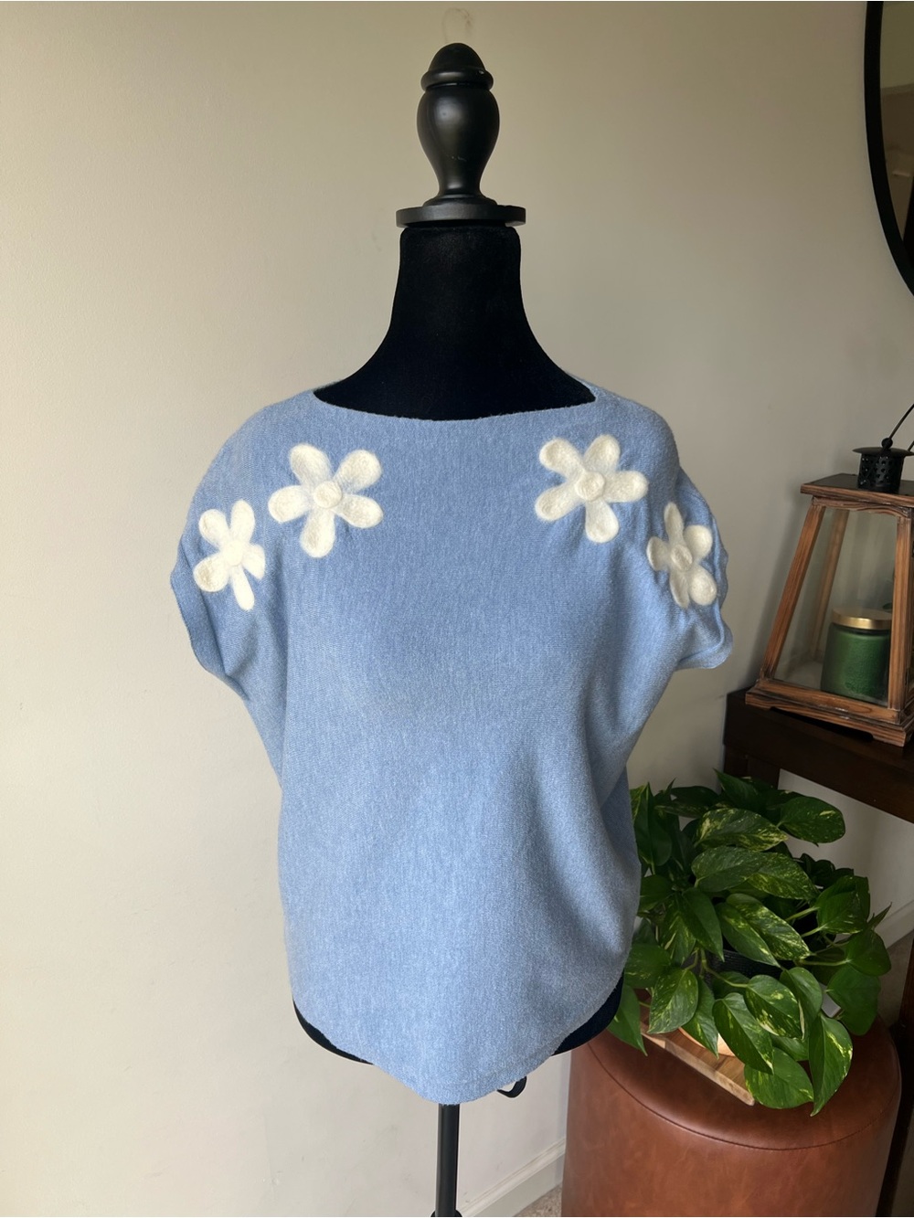 Aaeda Light Blue Floral Appliqué Short Sleeve Sweater Top